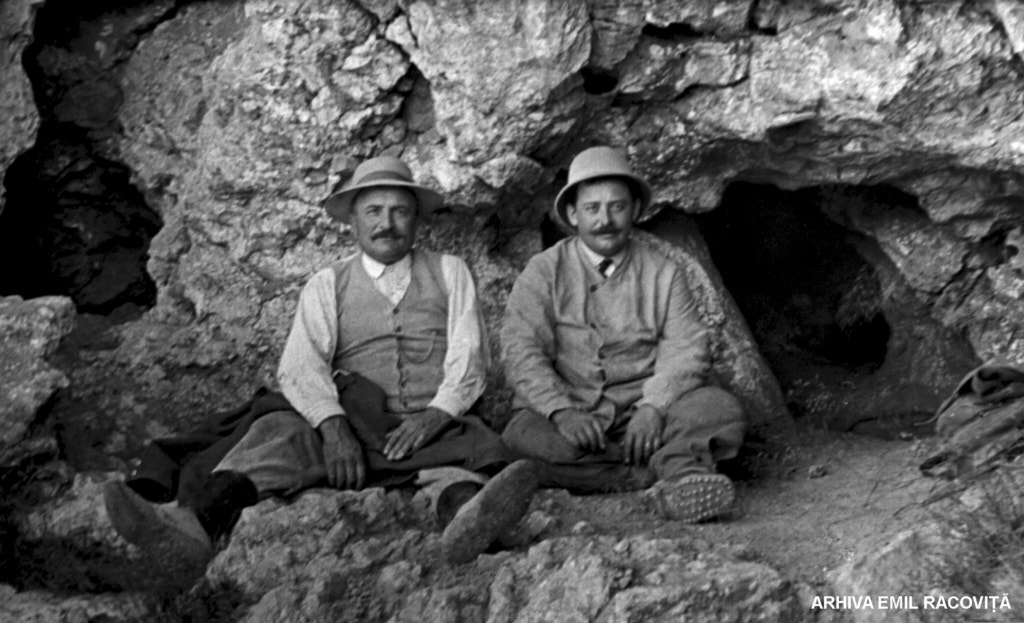 René Jeannel (în dreapta) la intrarea în Grotte de Las Tours, 13 august 1910